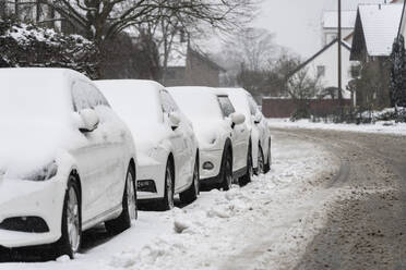 Mit Schnee bedeckte Autos auf der Straße - CHPF00754