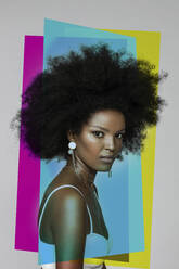 Attraktive Afro-Frau mit Primärfarben vor weißem Hintergrund - EIF00362