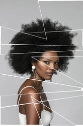 Selbstbewusste Afro-Frau mit digitalen Streifen im Gesicht vor weißem Hintergrund - EIF00365