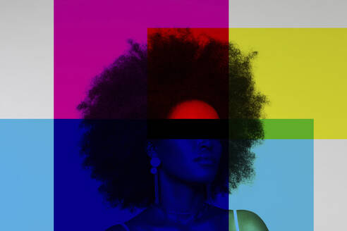 Afro-Frau mit Primärfarben vor weißem Hintergrund - EIF00366
