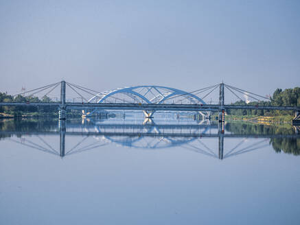 Frankreich, Vaucluse, LGV-Brücke mit Spiegelung in der Rhone - HAMF00816