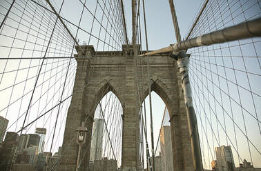 USA, New York, New York City, Kabel der Brooklyn Bridge - AJOF01022