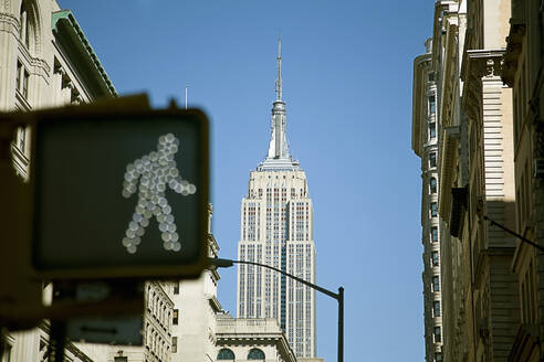 USA, New York, New York City, Empire State Building mit Ampel im Vordergrund - AJOF01026