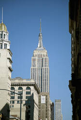 USA, New York, New York City, Empire State Building gegen klaren Himmel stehend - AJOF01027