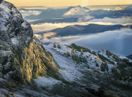 Berchtesgadener Alpen in der Morgendämmerung in Wolken gehüllt - HAMF00824
