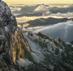 Berchtesgadener Alpen in der Morgendämmerung in Wolken gehüllt - HAMF00825
