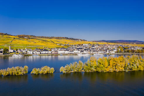 Deutschland, Hessen, Rüdesheim am Rhein, Klarer Himmel über der Stadt in der Rheinschlucht - AMF09104