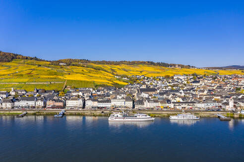 Deutschland, Hessen, Rüdesheim am Rhein, Klarer Himmel über der Stadt in der Rheinschlucht - AMF09105