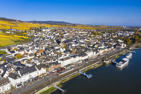 Deutschland, Hessen, Rüdesheim am Rhein, Blick aus dem Hubschrauber auf die Uferstadt in der Rheinschlucht - AMF09108