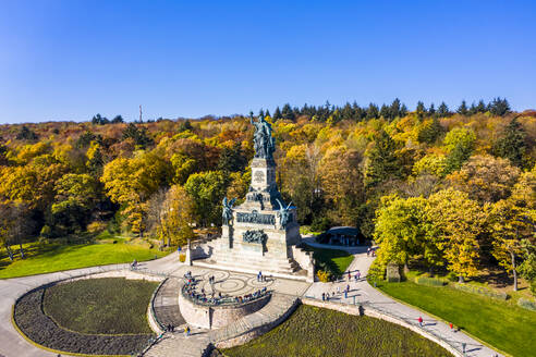 Deutschland, Hessen, Rüdesheim am Rhein, Blick aus dem Hubschrauber auf das Niederwalddenkmal - AMF09109