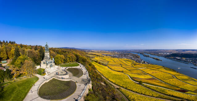 Deutschland, Hessen, Rüdesheim am Rhein, Blick aus dem Hubschrauber auf den blauen Himmel über dem Niederwalddenkmal und den umliegenden Weinbergen - AMF09110