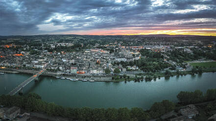 Frankreich, Saone-et-Loire, Tournus, Wolken über der Stadt am Flussufer bei Sonnenuntergang - HAMF00831