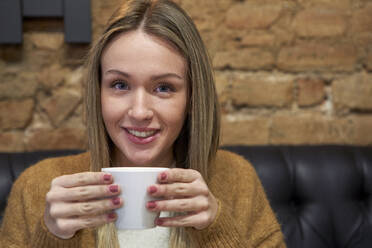 Beautiful woman having coffee at cafeteria - VEGF03875