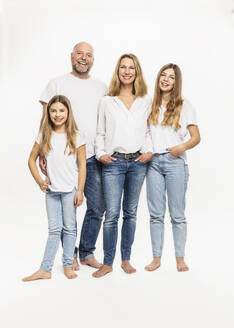 Lächelnde Mutter und Vater mit Töchtern vor weißem Hintergrund - DHEF00560
