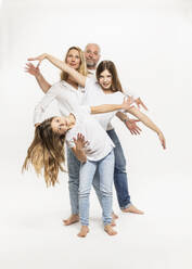 Töchter mit Eltern gestikulieren vor weißem Hintergrund - DHEF00562