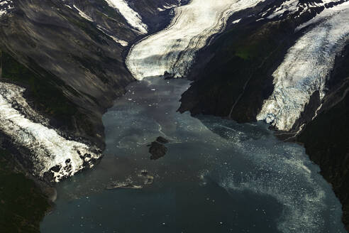 Luftaufnahme von 3 Gletschern in einem Küstenfjord in Alaska - CAVF93234