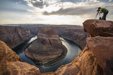 Fotograf am Horseshoe Bend am Colorado River in Arizona. - CAVF93250