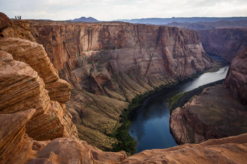 Wanderer am Horseshoe Bend, einem Teil des Colorado River in der Nähe von Page, AZ. - CAVF93252