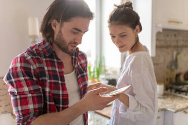 Paar bei der Benutzung eines Mobiltelefons, Fokus auf den Mann - CAVF93281