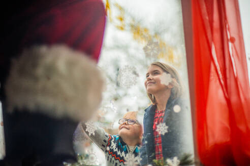 Kinder verbinden sich mit dem Weihnachtsmann durch das Fenster - CAVF93295