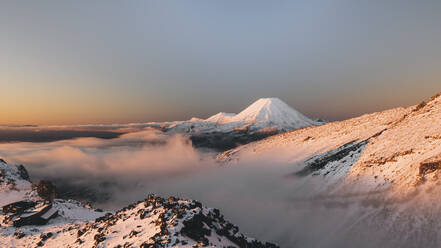 Der Stratovulkan Mt. Ngauruhoe in der Ferne über den Wolken im Tongariro National Park, Neuseeland - CAVF93302