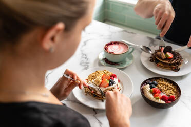 Menschen beim Frühstück, Pfannkuchen und Süßigkeiten - CAVF93306