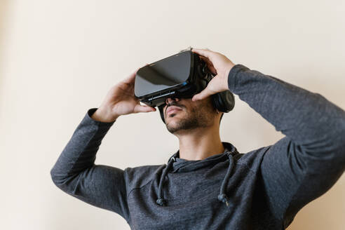 Mann trägt Virtual-Reality-Simulator - EGAF01743