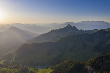 Sonnenaufgang über dem nebligen Tal im Mangfallgebirge - SIEF10099