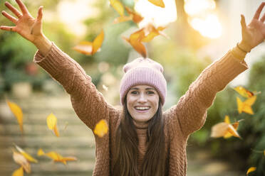 Sorglose Frau genießt sonnigen Herbsttag - AKLF00049