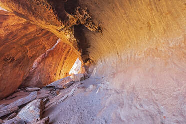 Australien, Northern Territory, Aborigine-Höhle in Uluru - FOF12063