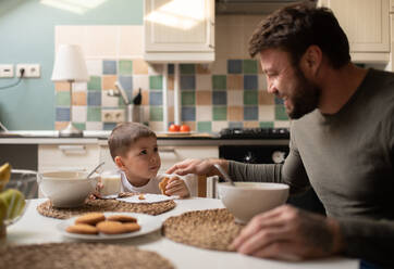 Vater und Sohn beim gemeinsamen Frühstück - CAVF93371