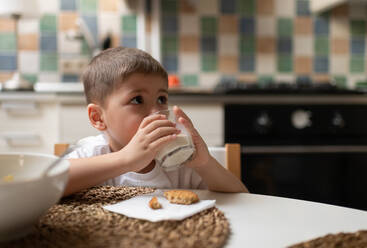 Süßer Junge trinkt Milch zum Frühstück - CAVF93372