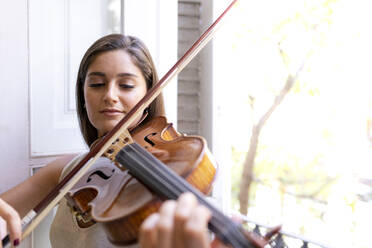 Junge Musikerin spielt Bratsche. - CAVF93381