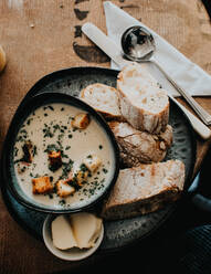 Suppe und Brot in einem Restaurant in Schottland - CAVF93383