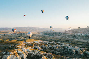 Schöner Sonnenaufgang mit fliegenden Heißluftballons in Kappadokien - CAVF93429