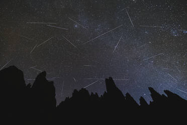 Geminiden-Meteoritenschauer über den Granitspitzen des Galayos-Gebirges, Winter, Gredos, Avila, Spanien - CAVF93435