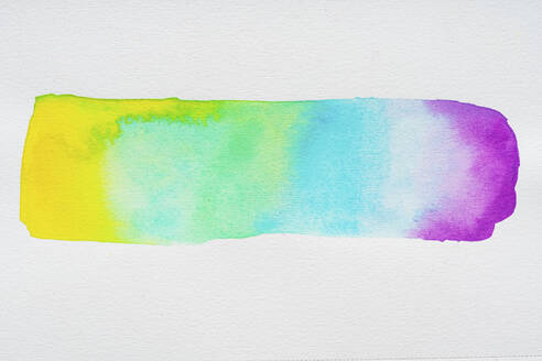 Regenbogen Aquarellfarbe Farbverlauf Pinselstrich auf weißem Papier - GEMF04660