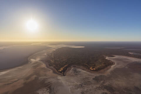 Australien, Northern Territory, Luftaufnahme des Amadeus-Sees bei Sonnenuntergang, lizenzfreies Stockfoto