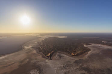 Australien, Northern Territory, Luftaufnahme des Amadeus-Sees bei Sonnenuntergang - FOF12082