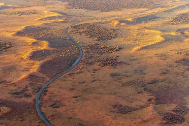 Australien, Northern Territory, Luftaufnahme der kurvenreichen Straße im Uluru-Kata Tjuta National Park - FOF12087