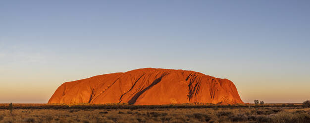 Australien, Northern Territory, Panorama des Uluru in der Abenddämmerung - FOF12096