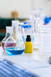 Laborgläser mit chemischer Lösung auf dem Tisch - GIOF11225