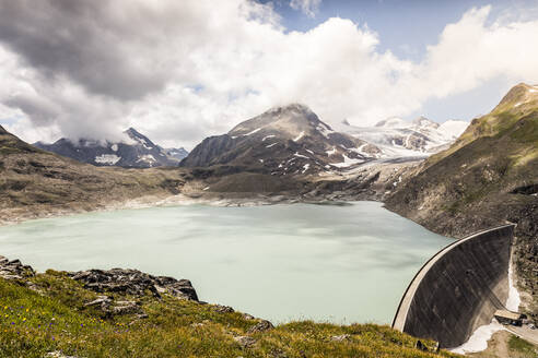 Wunderschöne Landschaft am Griessee mit Griesgletscher im Hintergrund am Nufenenpass, Wallis, Schweiz - MSUF00505