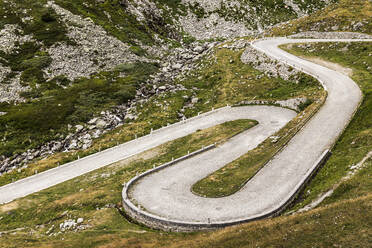 Kurvenreiche Straße von Tremola San Gottardo auf dem Berg, Gotthardpass, Tessin, Schweiz - MSUF00507