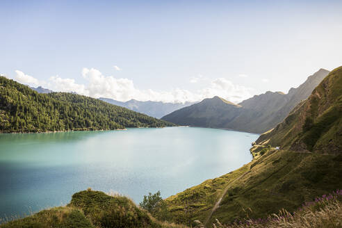 Aussicht auf den Sella-See mit Bergkette im Tessin, Schweiz - MSUF00508