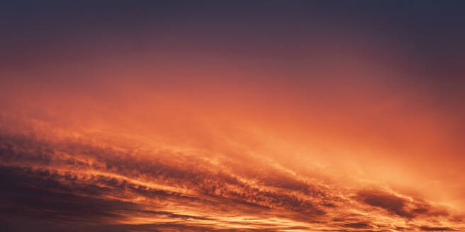 Majestätischer Blick auf den Himmel bei Sonnenaufgang - MSUF00514