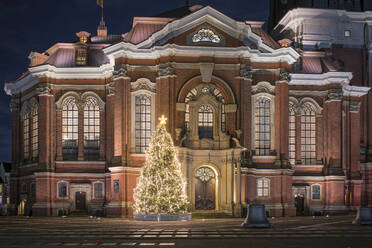 Deutschland, Hamburg, leuchtender Weihnachtsbaum vor der St. Michaelskirche bei Nacht - RJF00858