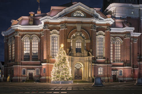 Deutschland, Hamburg, leuchtender Weihnachtsbaum vor der St. Michaelskirche bei Nacht - RJF00858