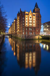 Germany, Hamburg, Hollandischbrookfleet canal at night - RJF00860