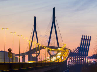 Deutschland, Hamburg, Kohlbrandbrücke in der Abenddämmerung - RJF00870